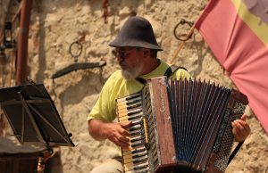 Romanya’te Bir Kimlik Oluşturma Romanya'te Bir Kimlik Oluşturma