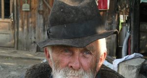 We need to produce a single headline in Turkish for romanyaciftevatandaslik.com, focusing on Romanian dual citizenship. No quotes, no list, no markdown. Just plain text headline. Should be concise.